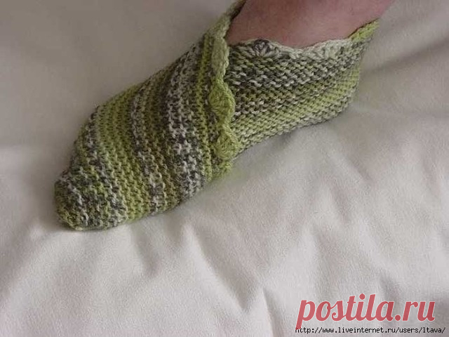 Прямоугольные тапочки – следки на 2-х спицах 

Автор Елена Готлиб 
Вяжутся платочной вязкой на двух спицах, потом по подошве сшиваются. 
Размер тапочка определяется длиной шва на подошве. 
Зеленый прямоугольник у меня имеет размеры 35х10 см (без учета обвязки крючком). Надо обязательно учитывать состав и толщину пряжи - чем больше шерсти в ее составе, тем более пластична пряжа. А платочная вязка тянется больше в ширину, чем в высоту. 
Я использовала пряжу YarnArt 
