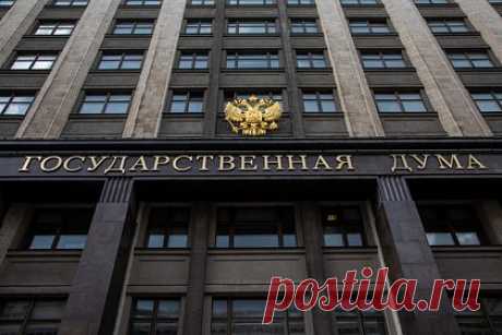 Госдума приняла в первом чтении законопроект о наказании за пропаганду ЛГБТ. Государственная Дума приняла в первом чтении законопроект, который вводит административную ответственность за пропаганду ЛГБТ, педофилии и смены пола среди детей и взрослых. Инициатива устанавливает запрет на данные действия в интернете, масс-медиа, книгах, аудиовизуальных сервисах, кино и рекламе.