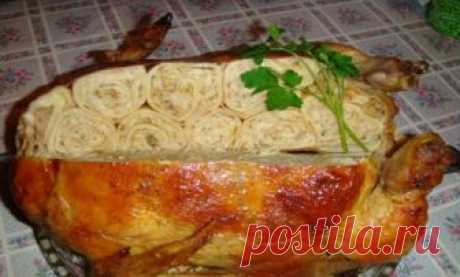 Курица, фаршированная блинами, свининой и яйцами Очень оригинально выглядит такое блюдо в разрезе
