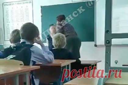 В России психолог обозвала мальчика придурком, ударила его и попала на видео. В городе Канске Красноярского края психолог обозвала мальчика придурком и ударила его. Происходившее в одном из классов сняли на видео. На кадрах школьный психолог бьет ребенка по голове, перед этим накричав на него. По данным RT, после случившегося женщина не была отстранена от работы.