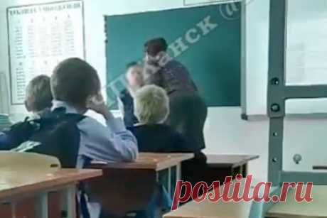 В России психолог обозвала мальчика придурком, ударила его и попала на видео. В городе Канске Красноярского края психолог обозвала мальчика придурком и ударила его. Происходившее в одном из классов сняли на видео. На кадрах школьный психолог бьет ребенка по голове, перед этим накричав на него. По данным RT, после случившегося женщина не была отстранена от работы.