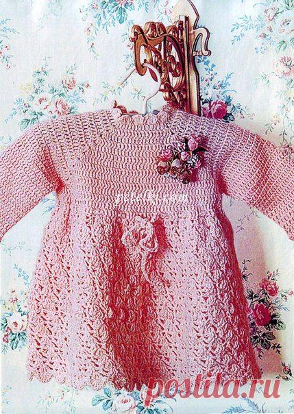 Цельновязаное платье с кокеткой