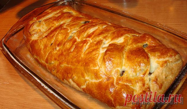 Пирог.
Кто не любит пироги? С начинкой из мяса, да с хрустящей корочкой, ароматные и пышные, думаю, любят очень многие. Пирог на столе — это быстрый завтрак и сытный ужин. Для приготовления нашего пирога понадобится дрожжевое тесто и мясной фарш для начинки, фантазия для украшения верхнего слоя и хорошая духовка. Приятного!