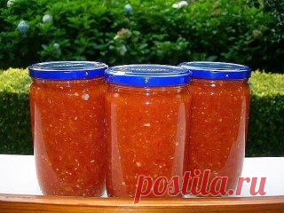 🍅 Аджика: 17 рецептов на любой вкус 🍅
Рецепт №1
5 кг помидоров, 1 кг сладкого перца, 16 штук горького перца, 300 г чеснока, 0,5 кг хрена, 1 стак. соли, 2 стак. уксуса, 2 стак. сахара.
Все перемолоть на мясорубке, включая семечки из перца (в нем обрезаются только хвостики и внутри он не вычищается), добавить сахар, соль, уксус, дать постоять минут 50, разлить по бутылкам. Кипятить не нужно. Хранится хорошо в бутылках без холодильника.
Рецепт №2
200 г чеснока, 4 палочки хр...
