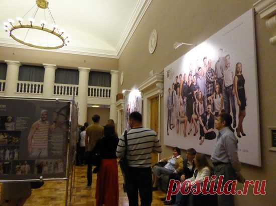 Новые фотографии актеров театра в фойе — NashTeatr.com