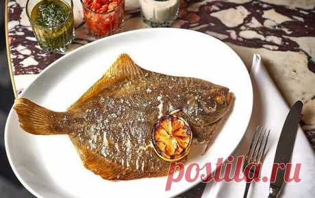 Жареная камбала — 7 рецептов, как приготовить сочно и вкусно - Будет вкусно - Социальная сеть &quot;МТ.RU&quot; Жареная камбала с овощами, рисом, приготовленная целиком или кусочками в кляре — скорее выбирайте любимый рецепт! Рецепт 1: жареная камбала (пошаговые фото) 3 — 4 тушки камбалы 2 — 3 ст. л. муки половинка лимона соль специи для рыбы 50 — 70 мл растительного масла Для того чтобы вкусно Подписывайтесь, читайте, комментируйте, ставьте лайки
