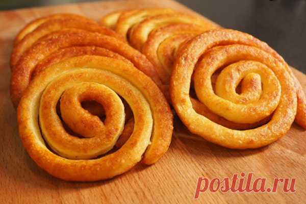 Картошка по-новому. Картофельные спирали
Вкусный перекус из картофельного пюре, обжаренного в виде спиралей. Хрустящая корочка снаружи и нежное пюре с легким сырным вкусом внутри особенно сильно понравится детям:) Интересный и оригинальный рецепт на замену картофелю фри и обычной жареной картошке.