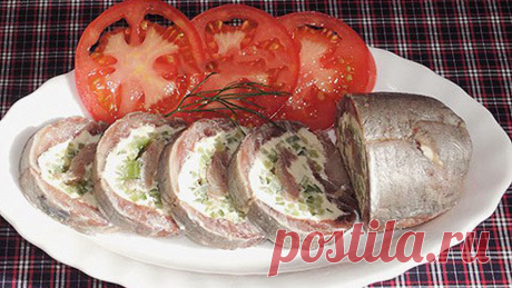 Вкуснейшая и оригинальная закуска из сельди Селедка сама по себе достаточно вкусное блюдо и рецептов из нее огромное множество. Новый рецептик приготовления рулетиков из сельди мне так понравился, что теперь готовлю его практически к любому праздничному столу. Готовится легко и быстро, а получается необыкновенно вкусно и оригинально. Для приготовления 1 малосольная сельдь 1 небольшой огурец 100 гр. мягкого сливочного сыра Сельдь …