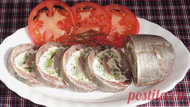 Вкуснейшая и оригинальная закуска из сельди Селедка сама по себе достаточно вкусное блюдо и рецептов из нее огромное множество. Новый рецептик приготовления рулетиков из сельди мне так понравился, что теперь готовлю его практически к любому праздничному столу. Готовится легко и быстро, а получается необыкновенно вкусно и оригинально. Для приготовления 1 малосольная сельдь 1 небольшой огурец 100 гр. мягкого сливочного сыра Сельдь …