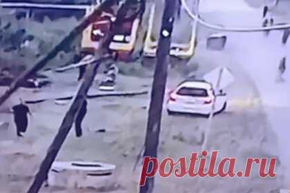 Момент наезда водителя на россиянку с грудным ребенком в коляске попал на видео