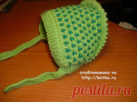 Вязаный спицами чепчик