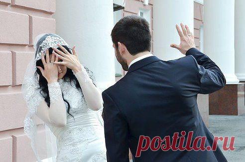 Муж кричит на жену : "Идиотка! Ты идиотка!» Жена спокойно так…"Правильно! Вышла бы замуж за царя , была бы царица! ))