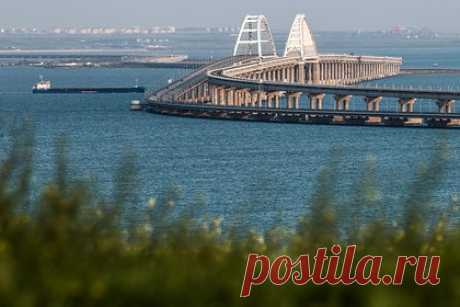 Российские десантные корабли начали перевозку машин через Керченский пролив. Большие десантные корабли «Калининград» и «Оленегорский горняк» Военно-морского флота России начали перевозку автомобильного транспорта через Керченский пролив. Российские суда, способные принять на борт до 40 машин, будут работать на Керченской переправе в круглосуточном режиме.