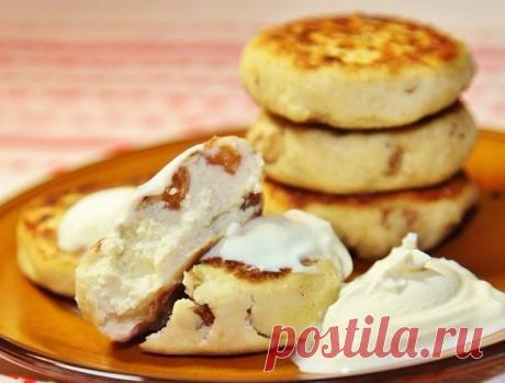 Сырники с изюмом: идеальны к завтраку

Ингредиенты:
Творог обезжиренный зерновой 460 г
Яйцо куриное 1 шт.
Мука цельнозерновая 5 ст. л. (2 ст. л. в тесто, 3 ст. л. для обсыпки)
Изюм 2/3 ст.
Стевия
За рецепт спасибо группе Диетические рецепты

Приготовление:
1. Творог протираем через сито. Благодаря этому шагу, масса для сырников получится гораздо более пышной и воздушной.
2. К протёртому творогу добавляем яйцо.
3. Всыпаем изюм. Добавляем муку и стевию. 
4. Вымешиваем до одн...