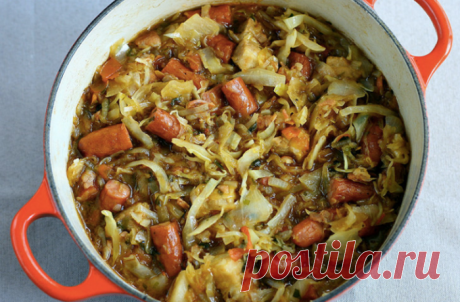 Тушим капусту с сосисками: сытное блюдо для экономных