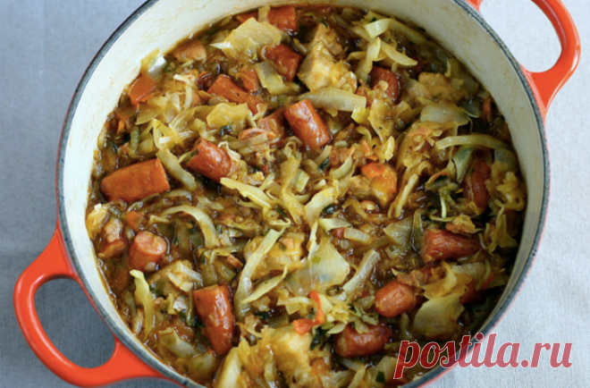 Тушим капусту с сосисками: сытное блюдо для экономных