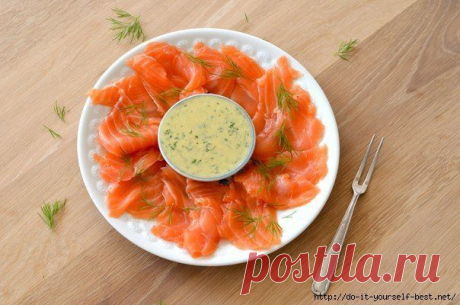 Домашний гравлакс (засоленный лосось) с соусом из укропа и горчицы.
