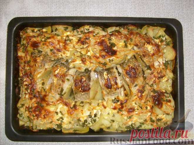 Рецепт: Щука, запеченная с картофелем на RussianFood.com