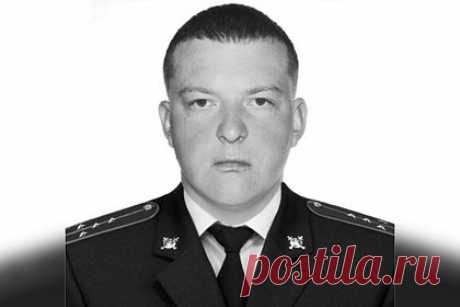 Российского полицейского нашли мертвым с огнестрельным ранением. В Саратовской области обнаружено тело капитана полиции Дениса Киселева с огнестрельным ранением. Погибшего нашли в его доме в поселке Татищево. Смерть наступила от огнестрельного ранения. По основной версии, выстрел был произведен из табельного оружия полицейского. Начата проверка по установлению причин трагедии.