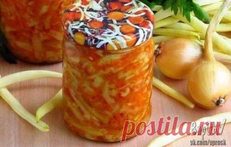 Солянка на зиму из капусты

3 кг белокочанной капусты

по 2 кг моркови, лука и помидоров

3-4 листа лавровых

500 мл масла растительного

2 ст.л. соли

по 1 ст.л. сахара и уксуса

1 ч.л. перца черного горошком

Как приготовить овощную солянку с капустой на зиму:

С кочана капусты убрать верхние листья, тонко нашинковать капусту соломкой.

Промыть морковь, очистить ее и на крупной терке потереть.

Очистить и полукольцами нарезать лук.

Помидоры залить кипятком, снять кожицу...