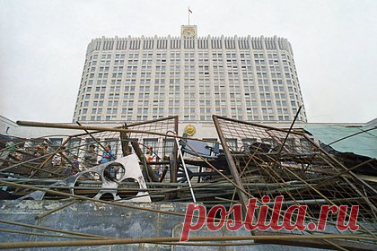 Очевидец штурма Белого дома в 1993-м рассказал о странности стрелявших снайперов. В событиях штурма Белого дома в 1993 году есть до сих пор неразъясненная деталь — снайперы, которые стреляли из чердака находящегося напротив здания, по неизвестной причине использовали трассирующие боеприпасы, рассказал «Ленте.ру» очевидец событий Александр Соколов, в те дни являвшийся членом санитарной дружины.