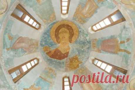 «Отче наш» считается главной христианской молитвой. Ее слова зачастую известны даже не слишком религиозным людям, и именно ее в первую очередь советуют читать в сложных жизненных ситуациях.Это единственная молитва, к ...