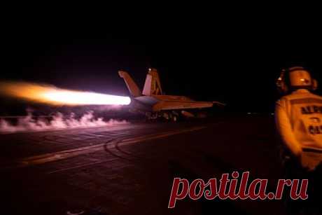 США нанесли новые удары по объектам хуситов в Йемене. США атаковали надводные беспилотники и ракеты хуситов в Йемене, об этом сообщает Центральное командование США (CENTCOM). были поражены два надводных беспилотника и три крылатые ракеты мятежников-хуситов из движения «Ансар Аллах». Удар позволит повысить безопасность, добавили в командовании.