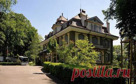 В Швейцарии российского дипломата обвинили в нарушении законов о санкциях. В Швейцарии выдали ордер на арест российского дипломата, который, по версии разведки, собирался купить оружие, нарушив несколько швейцарских законов. Дипломат выехал из страны. Вместе с ним по делу проходят еще двое