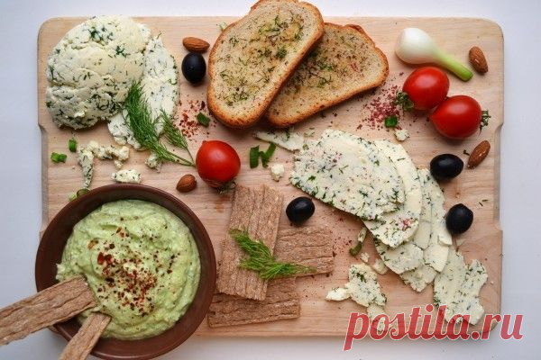Домашний сыр с укропом и чесноком