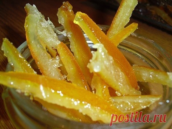 Цукаты Апельсиновые (из апельсиновых корок)

Как я раньше до такого не додумалась?!)) Сколько корок пропали в пустую, но теперь то я знаю, что из них можно приготовить вот такие вкусняшки!))

Ингредиенты:

Апельсин - 4 шт
Вода - 0,5 литра
Сахар - 3 стакана
Дополнительно: ваниль, корица, специи

Приготовление:

1. Моем апельсины и очищаем от корочки, если она толстая.
2. Если апельсины с тонкой корочкой, нарезать на дольки и вырезать мякоть тонким ножиком. Нарезать корочки ...