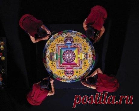 Тибетские монахи создают невероятно сложную Мандалу, используя триллионы разноцветных песчинок. / Удивительное искусство