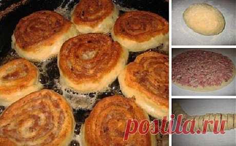 ШАНЕЖКИ С МЯСОМ!. -- Ингредиенты:
250 г творога, 2 яйца, 1 ч.л. соды гашен. уксусом, 2 стакана муки, 2 ч.л. масла подсолнечного, фарш для начинки, специи по вкусу

Смешиваем компоненты, кроме фарша, делаем тесто.
Раскатываем тесто, на него выкладываем фарш
Скручиваем в трубочку и нарезаем на кусочки по 1 см.
Жарим на сковородке с большом кол-ве подсолнечного масла