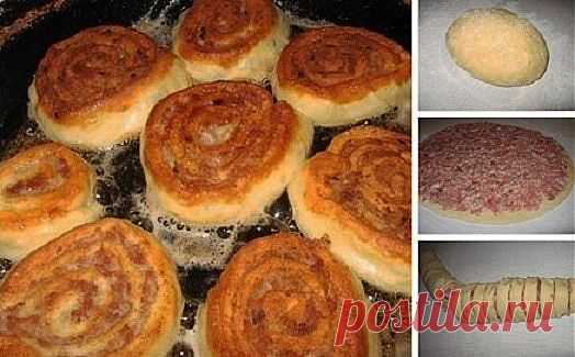 ШАНЕЖКИ С МЯСОМ!. -- Ингредиенты:
250 г творога, 2 яйца, 1 ч.л. соды гашен. уксусом, 2 стакана муки, 2 ч.л. масла подсолнечного, фарш для начинки, специи по вкусу

Смешиваем компоненты, кроме фарша, делаем тесто.
Раскатываем тесто, на него выкладываем фарш
Скручиваем в трубочку и нарезаем на кусочки по 1 см.
Жарим на сковородке с большом кол-ве подсолнечного масла