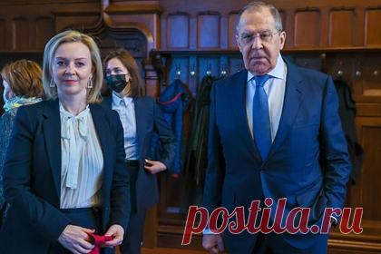 Объяснены причины неудачи переговоров между главами МИД России и Британии. Причиной неудачи переговоров глав МИД России и Британии стала изначально ультимативная позиция Лондона, считает руководитель Центра британских исследований Института Европы РАН Елена Ананьева. По ее словам, еще до визита Лиз Трасс было очевидно, что продуктивных переговоров не будет.