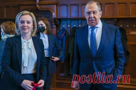 Объяснены причины неудачи переговоров между главами МИД России и Британии. Причиной неудачи переговоров глав МИД России и Британии стала изначально ультимативная позиция Лондона, считает руководитель Центра британских исследований Института Европы РАН Елена Ананьева. По ее словам, еще до визита Лиз Трасс было очевидно, что продуктивных переговоров не будет.