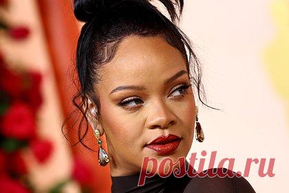 Рианна вышла в свет с бриллиантовыми часами на ноге за 35 миллионов рублей. Барбадосская певица Рианна вышла в свет с роскошным аксессуаром на ноге за миллионы рублей. Исполнительница появилась на Гран-при «Формулы-1» в Лас-Вегасе в кожаной куртке, худи на молнии и атласных черных легинсах, переходящих в заостренные сапоги. Также звезда надела на левую ногу бриллиантовые часы Jacob & Co.