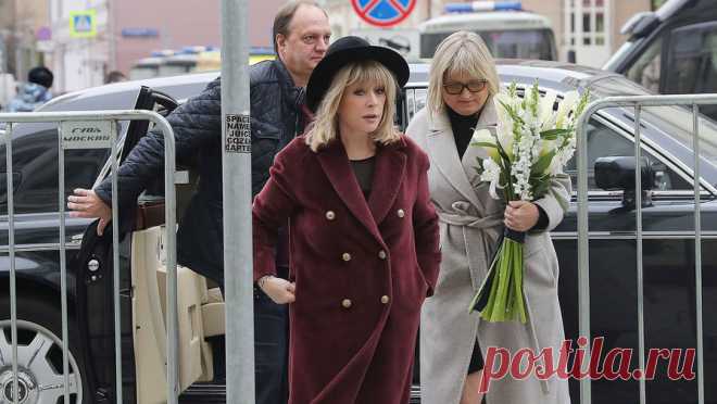 Алла Пугачева у театра где проходит церемония прощания с актером Николаем Караченцовым