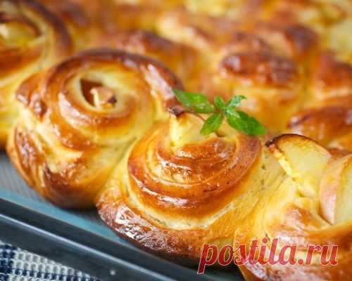 Булочки из дрожжевого теста с яблоками