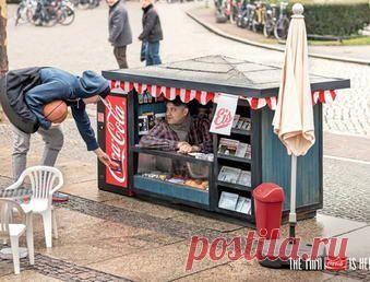 Coca-Cola установила в Германии мини-киоски для продвижения мини-баночек