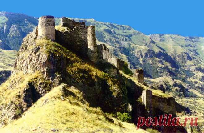 Թմկաբերդ ամրոցը. Ջավախք
Թմբկաբերդ, Թմուկ կամ Թմբուկ, Թմոգվի, միջնադարյան բերդ Մեծ Հայքի Գուգարք աշխարհի Վերին Ջավախք գավառում՝ Կուր գետի ձախ ափին։ Ներկայումս գտնվում է Վրաստանի Սամցխե-Ջավախք մարզի Ասպինձայի (Ասպնջակ) շրջանում։
Բերդը գտնվում է երեք բարձրադիր բլուրների վրա և ուներ մոտ 150 մ երկարություն և 30 մ լայնություն` շրջապատված պարիսպներով ու երեք բլրի վրա առանձին կառուցված աշտարակներով։ Պարիսպներն ու աշտարակները կառուցված էին սրբատաշ քարով ու կրով և ունեին մոտ 1,5 մ հաստություն: