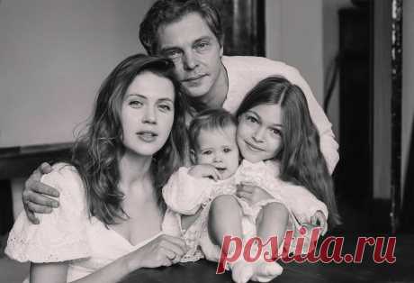 Дарья Ленда с мужем и дочками