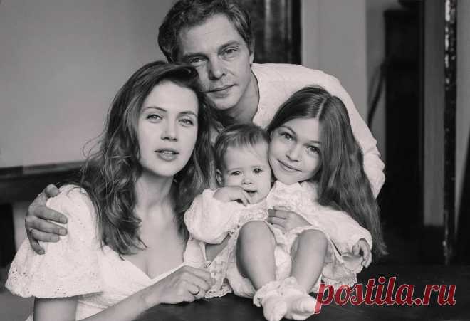 Дарья Ленда с мужем и дочками