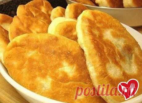 Тонкие пирожки с картошкой &quot;Крестьянские&quot; - Вкус.... Просто не передать словами!

Бархатистое тонкое тесто с толстым слоем картофельной начинки. Нежнейшими получаются и тесто, и начинка....
Самые простые крестьянские ингредиенты, 

для теста:

1 стакан теплого картофельного отвара
1 чайная ложка сухих дрожжей
1 столовая ложка сахара
0,5чайной ложки соли
2,5 стакана муки

для начинки:

6-7 средних картоф...