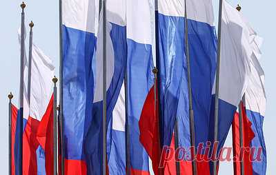 Слуцкий и Свищев предложили обязательно поднимать флаг РФ на всех российских соревнованиях. Лидер ЛДПР отметил, что демонстрация флага России на всех физкультурных и спортивных мероприятиях, собирающих участников и зрителей, "будет способствовать формированию уважительного отношения к государственному символу Российской Федерации"