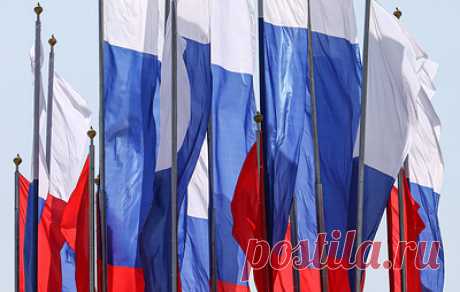 Слуцкий и Свищев предложили обязательно поднимать флаг РФ на всех российских соревнованиях. Лидер ЛДПР отметил, что демонстрация флага России на всех физкультурных и спортивных мероприятиях, собирающих участников и зрителей, &quot;будет способствовать формированию уважительного отношения к государственному символу Российской Федерации&quot;