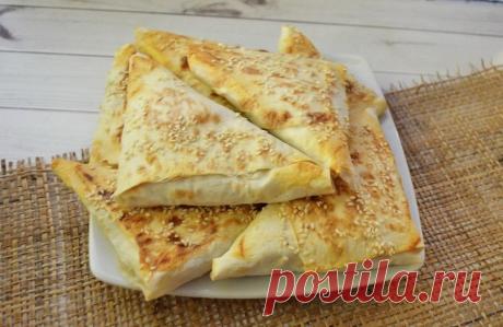 Треугольники из лаваша с творогом

Ингредиенты:

Творог — 200 г
Лаваш (тонкий) — 2 шт.
Банан — 1 шт.
Яблоки — 2 шт.
Сметана — 2 ст. л.
Корица — по вкусу
Ванилин — по вкусу
Кунжут — 1 ст. л.

Приготовление:

1. Банан и яблоки потереть на крупной терке, добавить корицу и ванилин. Добавить творог. Хорошо перемешать.
2. Лаваши порезать полосками каждый на 4 штуки. На уголок выложить начинку, свернуть треугольником, пока не закончится полоска.
3. Обжарить треугольники на сухой ...