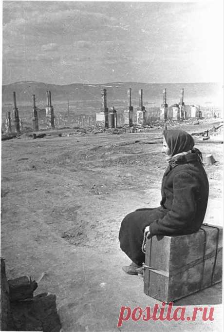 Мурманск, 1942 год. Фотограф: Евгений Халдей «Что же ты, сынок, фотографируешь мое горе, наше несчастье? Вот если б сфотографировал, как наши бомбят Германию...». Халдею стало неловко. «Да, Вы правы, конечно. Но, наверное, доведется сделать и такой снимок».