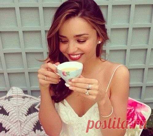 Живут на свете чудаки, Пьют чай, не вынимая ложки, Герань разводят на окошке И обожают пустяки . Гуляют летом босиком, Зимой из снега строят крепость И верят в каждую нелепость, Мед запивая молоком . И утром с солнечным лучом Улыбки дарят незнакомкам, Платок в руке в волненьи скомкав И пряча крылья за плечом... А по ночам, когда темно, За чудесами улетают , Как ангелы ..как будто знают, Что в небе есть для них окно... #любовь #красота #мысли #цитаты