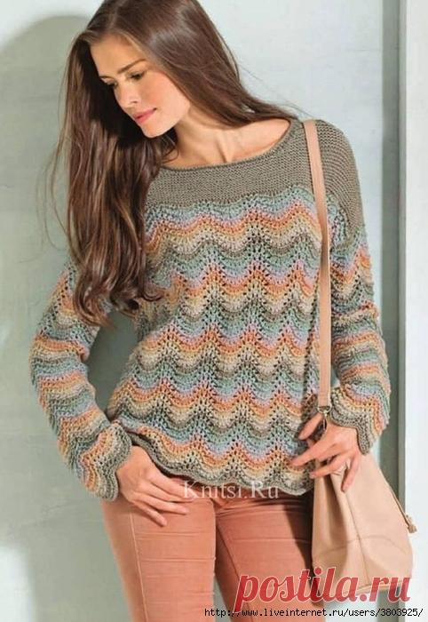 Пуловер в полоску с волнистым узором - одинаково уместен и на отдыхе, и в городе