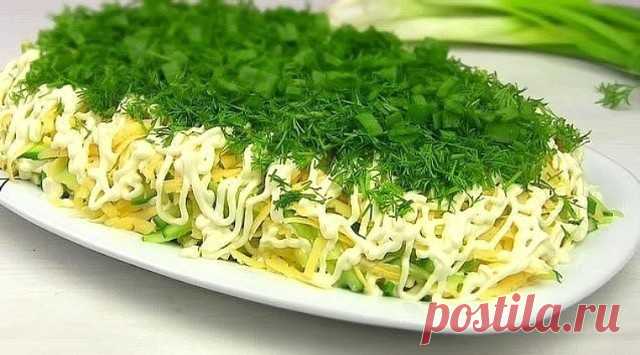 Селедка под новой шубой
Удиви гостей приготовь селедку под новой шубой - оригинальный состав продуктов.
 
сельдь — 1 шт. (филе)
лук зеленый — большой пучок
укроп — большой пучок
огурец свежий — 1 шт.
сыр твердый — 150 г
картофель отварной — 2 -3 шт.
майонез — 300 г
 
Филе селедки, без костей естественно,  нарезаем небольшими кусочками и выкладываем первым слоем на тарелку. . Сверху делаем сетку из майонеза. Удобно это делать  из одноразового кулинарного мешка. Далее нареза...